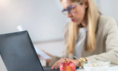 Kobieta planująca rozwój i marketing prowadzonego już gabinetu dietetycznego